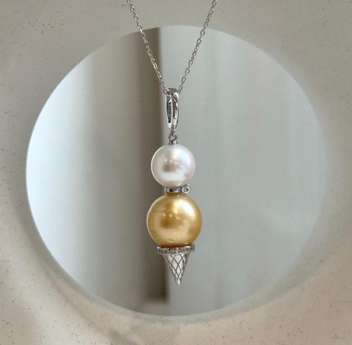 Elly’s Double Genius South sea golden ocean Edison white pearls Pendant: Extreme luster, 4.5cm high, s925 silver pendant.