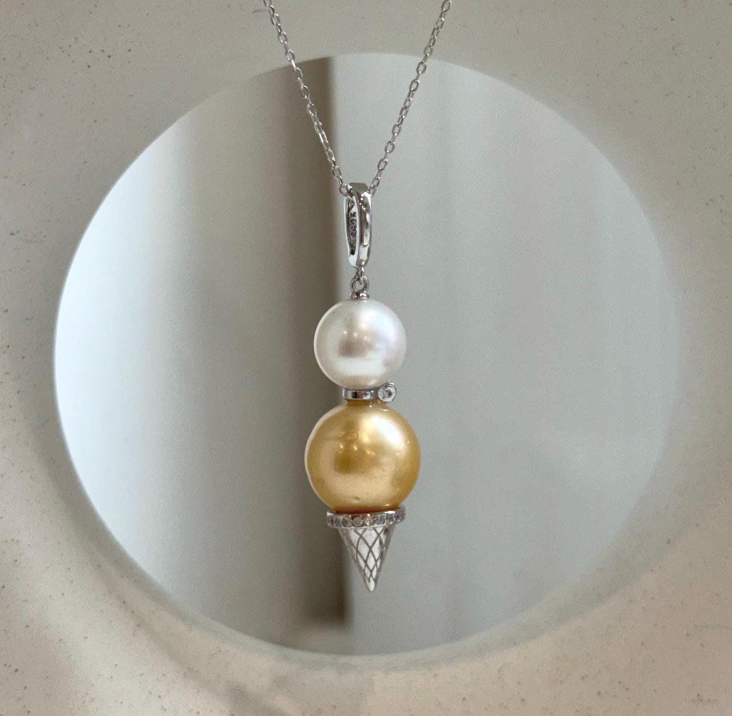 Elly’s Double Genius South sea golden ocean Edison white pearls Pendant: Extreme luster, 4.5cm high, s925 silver pendant.