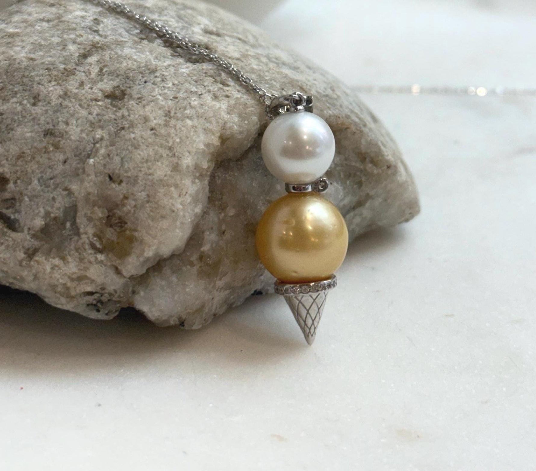 Elly’s Double Genius South sea golden ocean Edison white pearls Pendant: Extreme luster, 4.5cm high, s925 silver pendant.