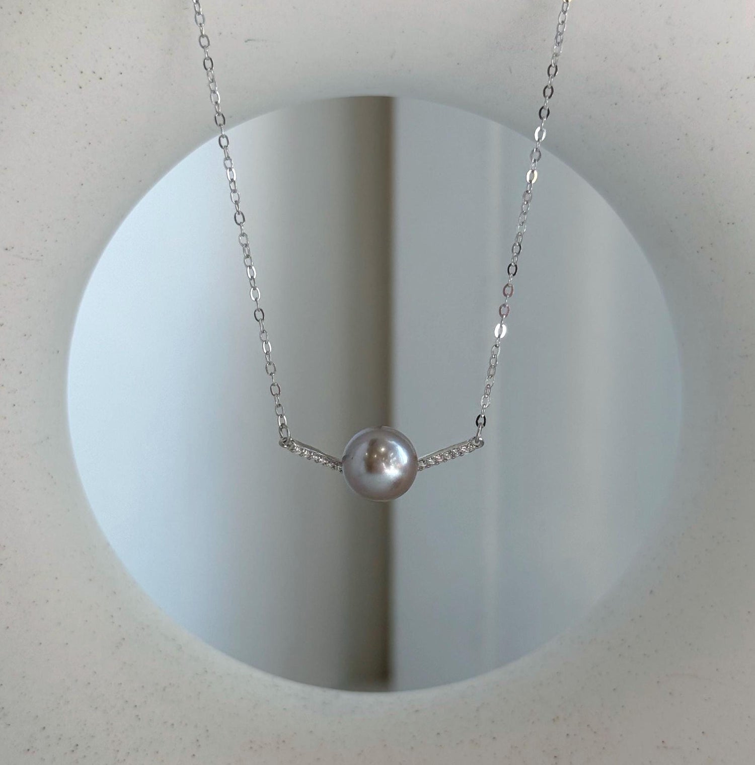 Elly’s 8.7mm Tahitian taupe ocean Pearl pendant chain set: Extreme luster mirrored, S925 silver pendant chain, 1.1x2.3cm to 17.7”.