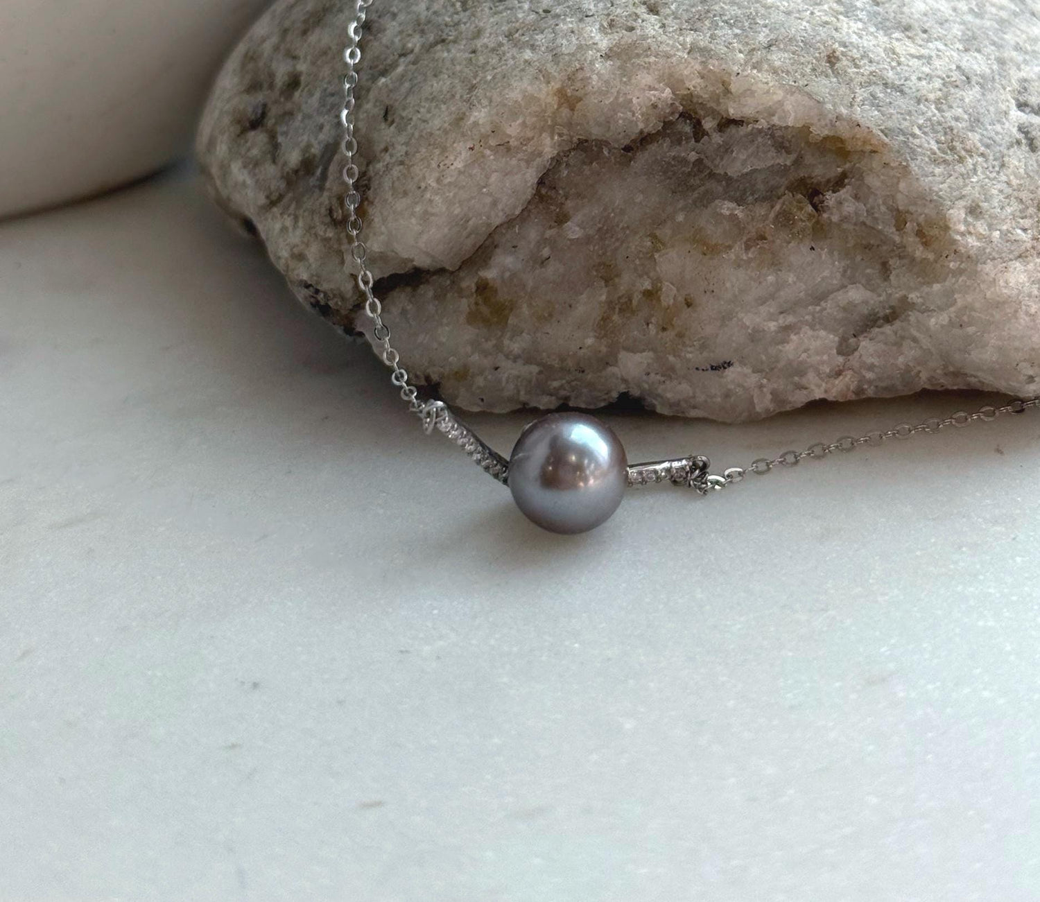 Elly’s 8.7mm Tahitian taupe ocean Pearl pendant chain set: Extreme luster mirrored, S925 silver pendant chain, 1.1x2.3cm to 17.7”.