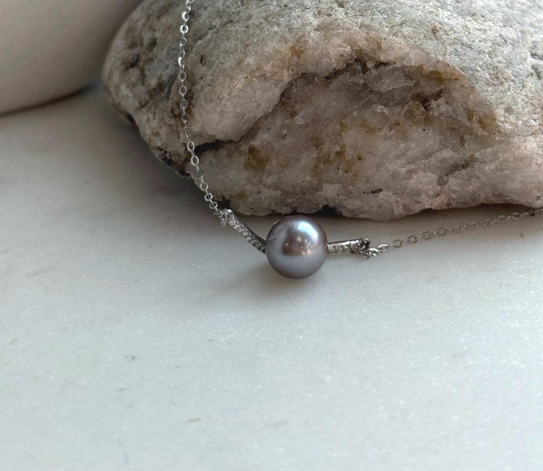 Elly’s 8.7mm Tahitian taupe ocean Pearl pendant chain set: Extreme luster mirrored, S925 silver pendant chain, 1.1x2.3cm to 17.7”.