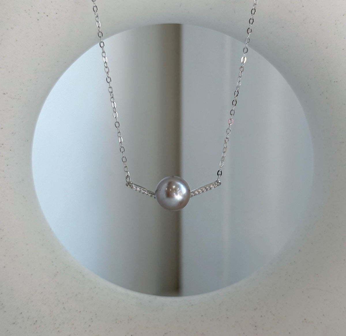 Elly’s 8.7mm Tahitian taupe ocean Pearl pendant chain set: Extreme luster mirrored, S925 silver pendant chain, 1.1x2.3cm to 17.7”.