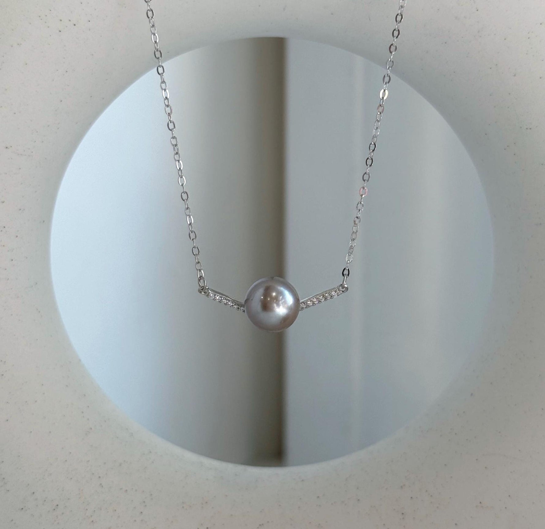 Elly’s 8.7mm Tahitian taupe ocean Pearl pendant chain set: Extreme luster mirrored, S925 silver pendant chain, 1.1x2.3cm to 17.7”.