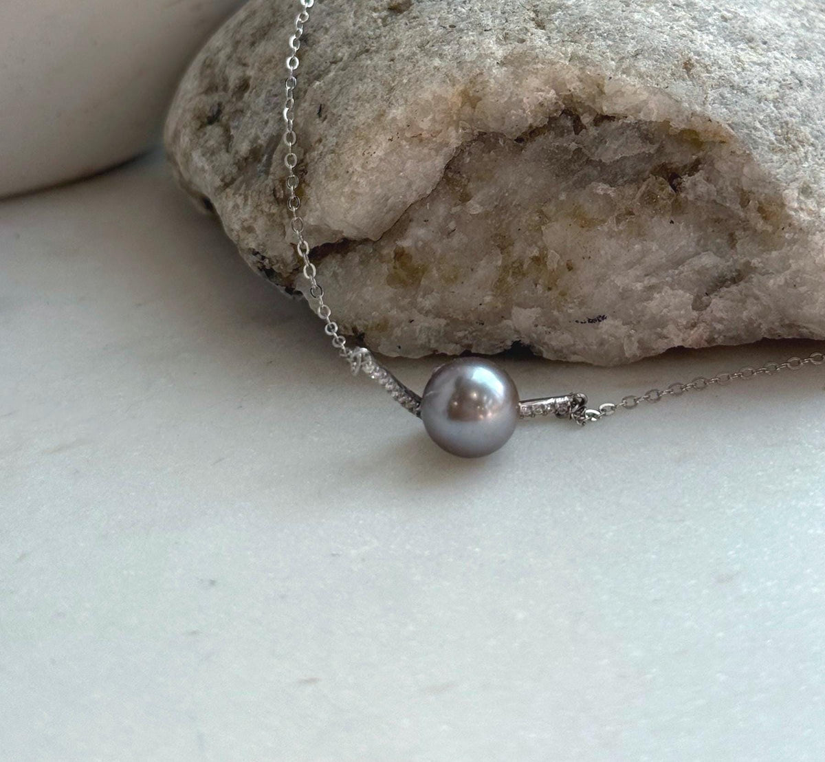 Elly’s 8.7mm Tahitian taupe ocean Pearl pendant chain set: Extreme luster mirrored, S925 silver pendant chain, 1.1x2.3cm to 17.7”.