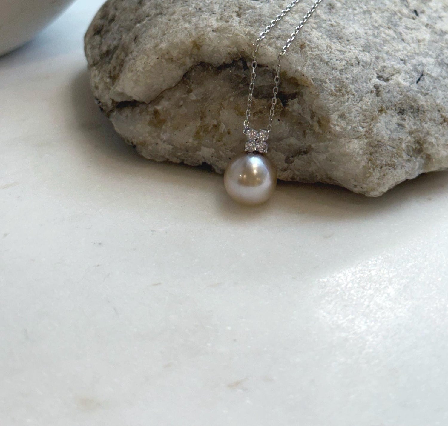 Elly’s 10.1mm Au750 18K Gold Genius Tahitian ivory taupe Ocean Pearl Pendant: Extreme luster mirrored, 1.5cm high, 18K real gold pendant.