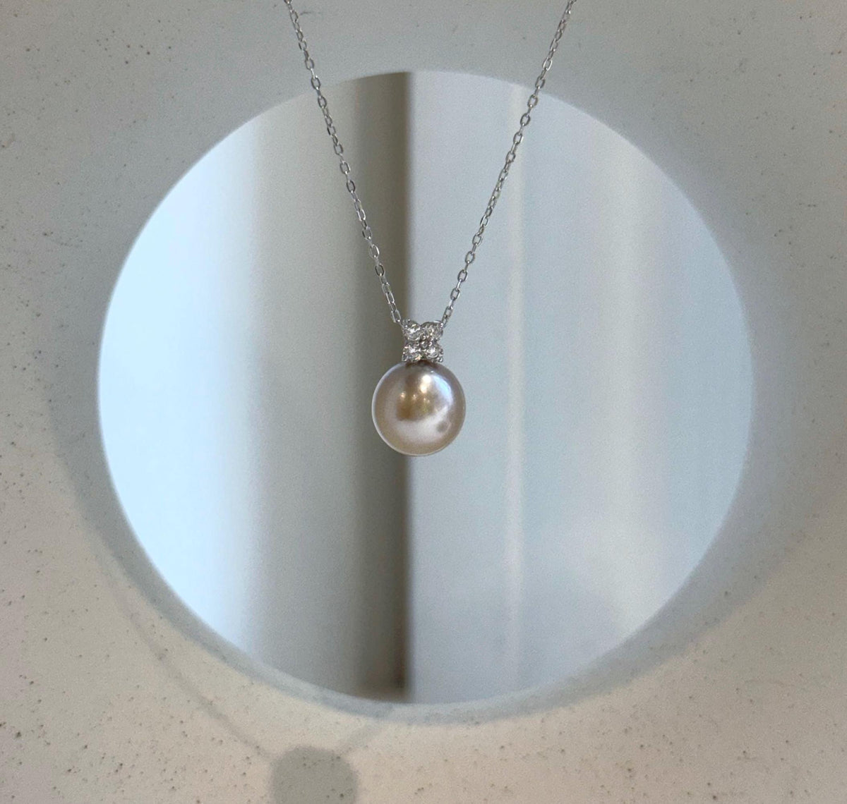Elly’s 10.1mm Au750 18K Gold Genius Tahitian ivory taupe Ocean Pearl Pendant: Extreme luster mirrored, 1.5cm high, 18K real gold pendant.