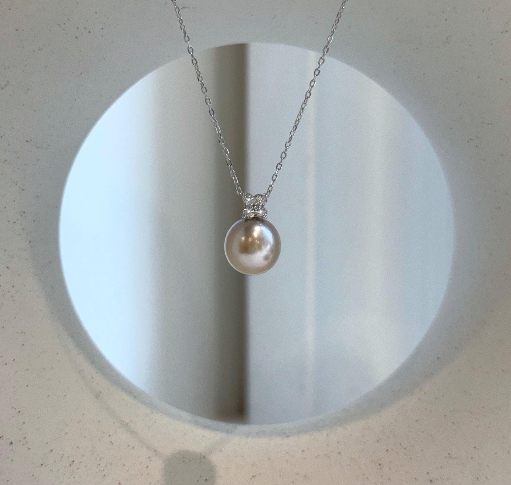 Elly’s 10.1mm Au750 18K Gold Genius Tahitian ivory taupe Ocean Pearl Pendant: Extreme luster mirrored, 1.5cm high, 18K real gold pendant.