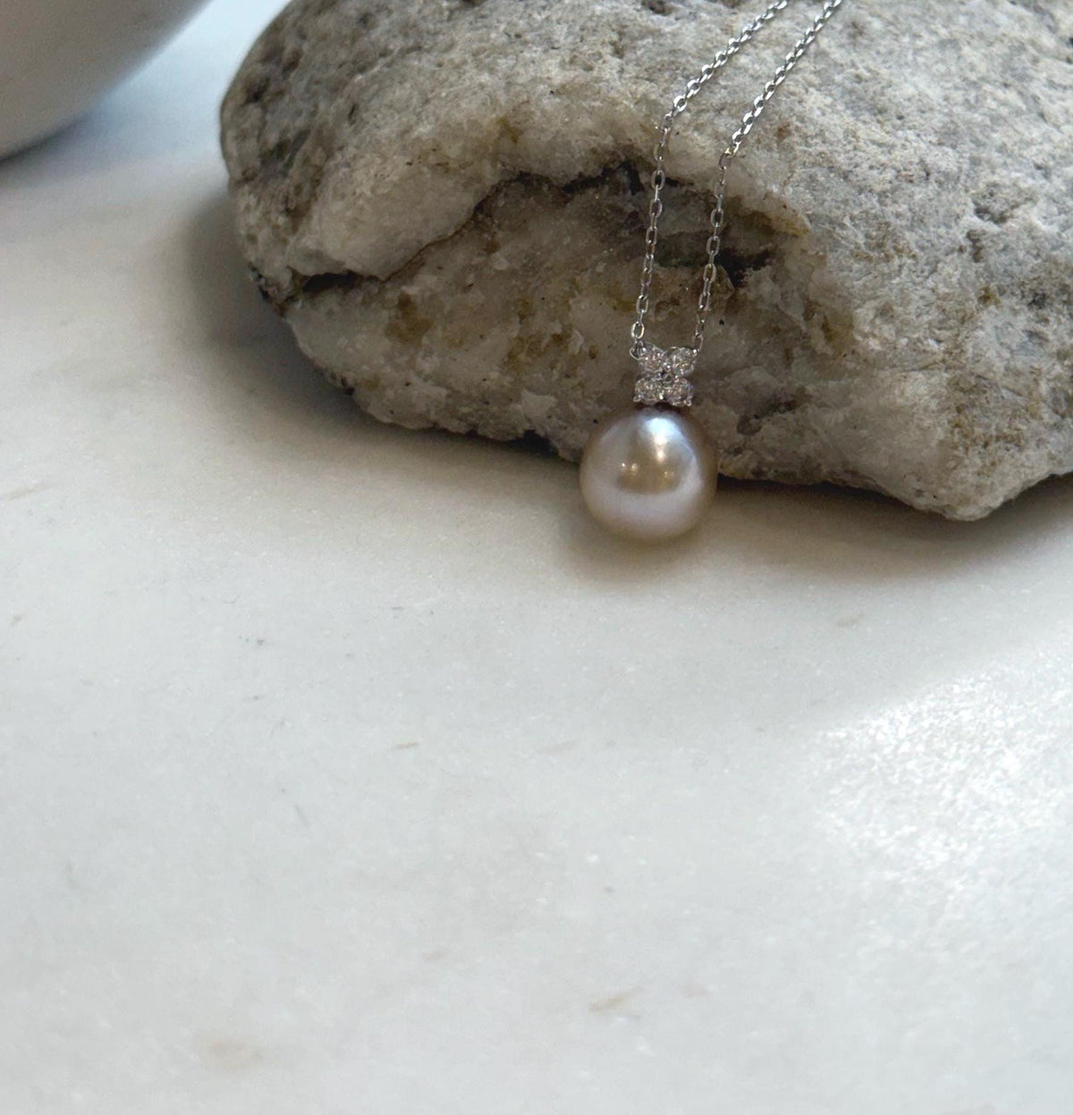 Elly’s 10.1mm Au750 18K Gold Genius Tahitian ivory taupe Ocean Pearl Pendant: Extreme luster mirrored, 1.5cm high, 18K real gold pendant.