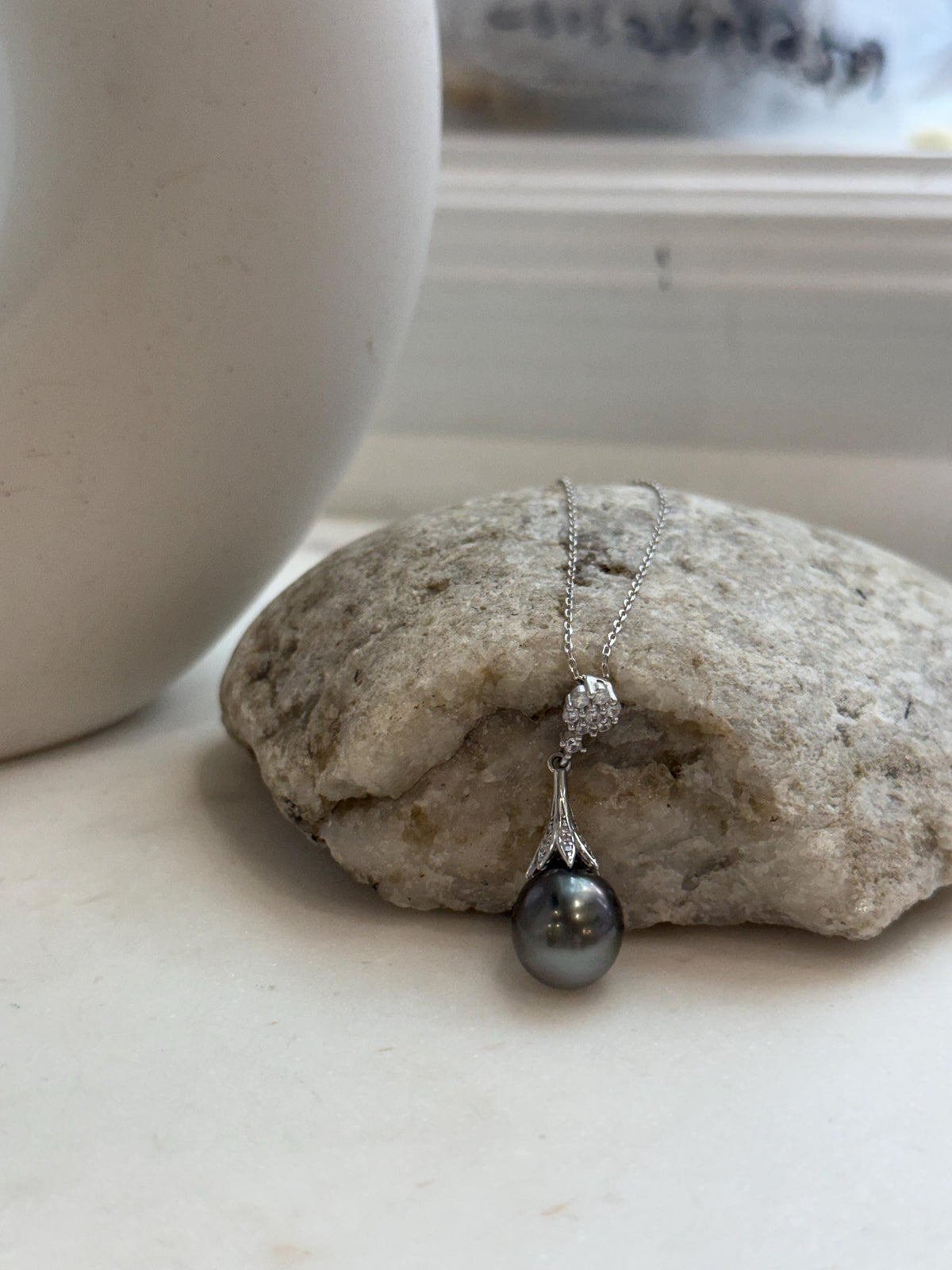 Elly’s 10.7mm Genius Tahitian peacock hunter Ocean Pearl Pendant: Extreme luster mirrored, 3.3cm high, S925 silver cook pendant.