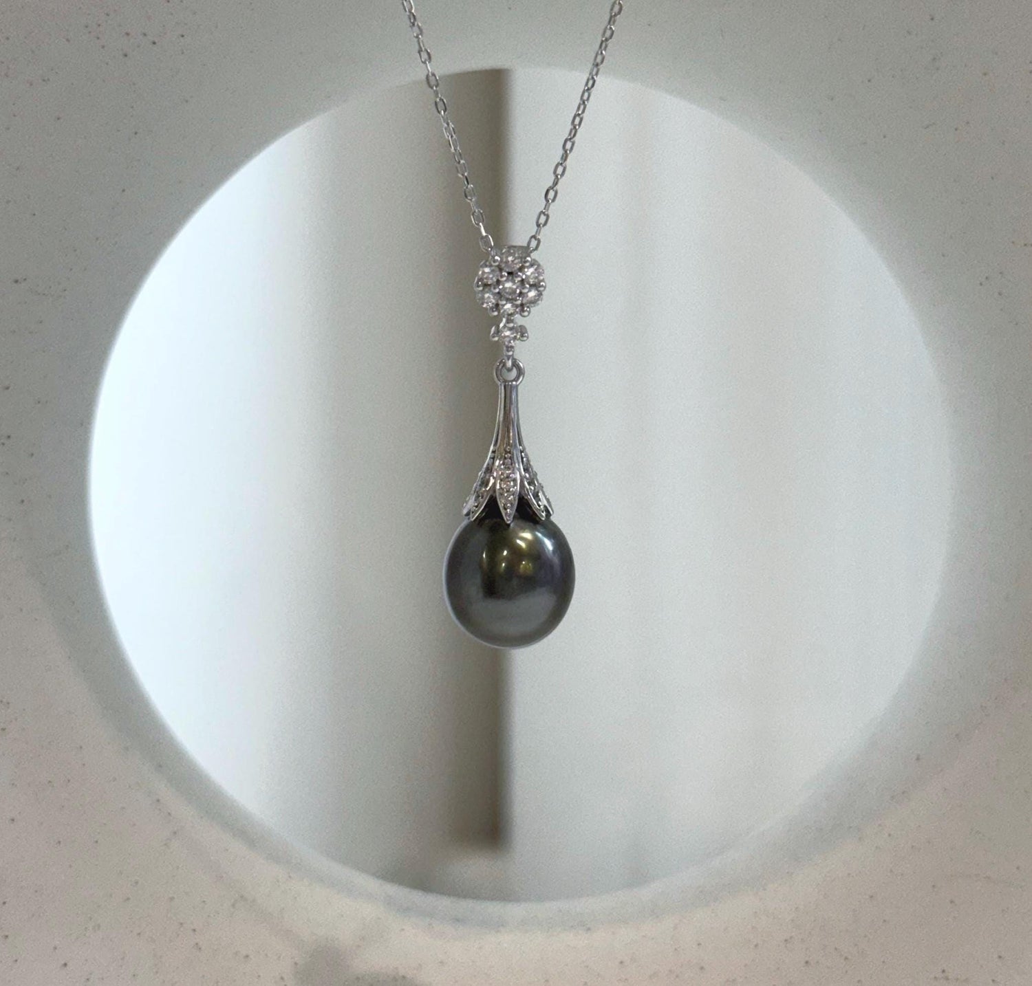 Elly’s 10.7mm Genius Tahitian peacock hunter Ocean Pearl Pendant: Extreme luster mirrored, 3.3cm high, S925 silver cook pendant.