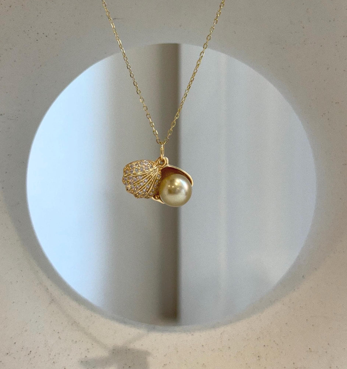 Elly’s 8.1mm South Sea deep tea Gold ocean Pearl Shell pendant: Extreme luster mirrored, 1.1x1.5cm, S925 silver pendant.