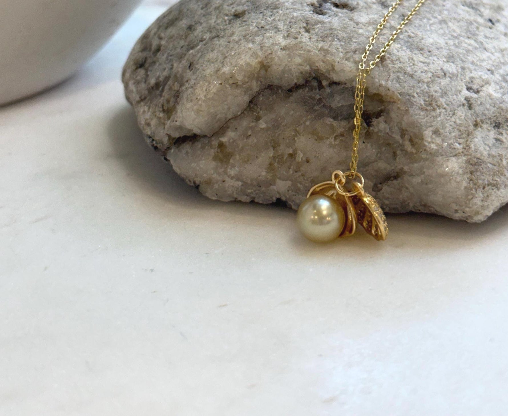 Elly’s 8.1mm South Sea deep tea Gold ocean Pearl Shell pendant: Extreme luster mirrored, 1.1x1.5cm, S925 silver pendant.