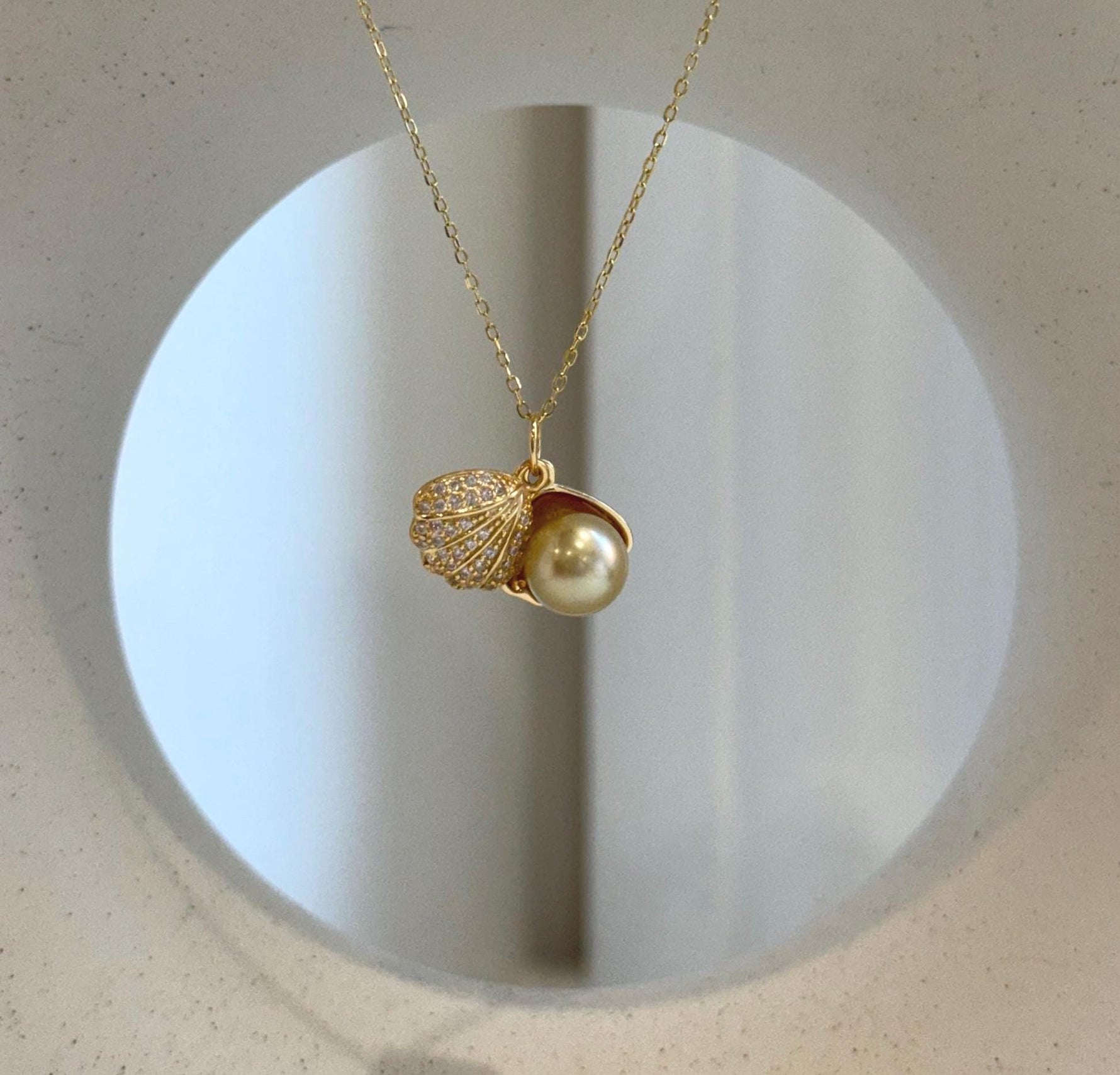 Elly’s 8.1mm South Sea deep tea Gold ocean Pearl Shell pendant: Extreme luster mirrored, 1.1x1.5cm, S925 silver pendant.