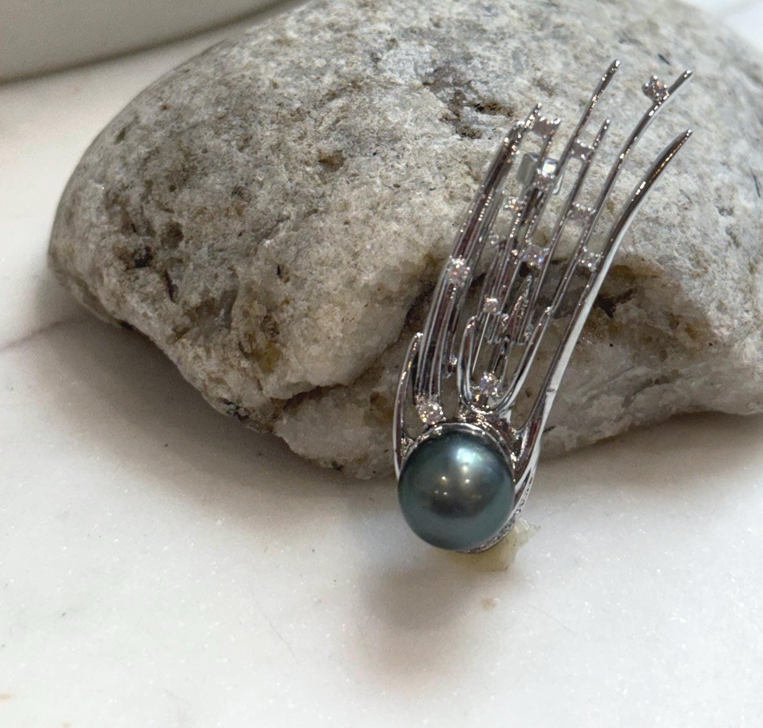 Elly’s Tahitian platinum Ocean Pearl Meteor Brooch pendant 2in1: Extreme luster mirrored, 11.4mm,1.6x5.5cm, no chain.