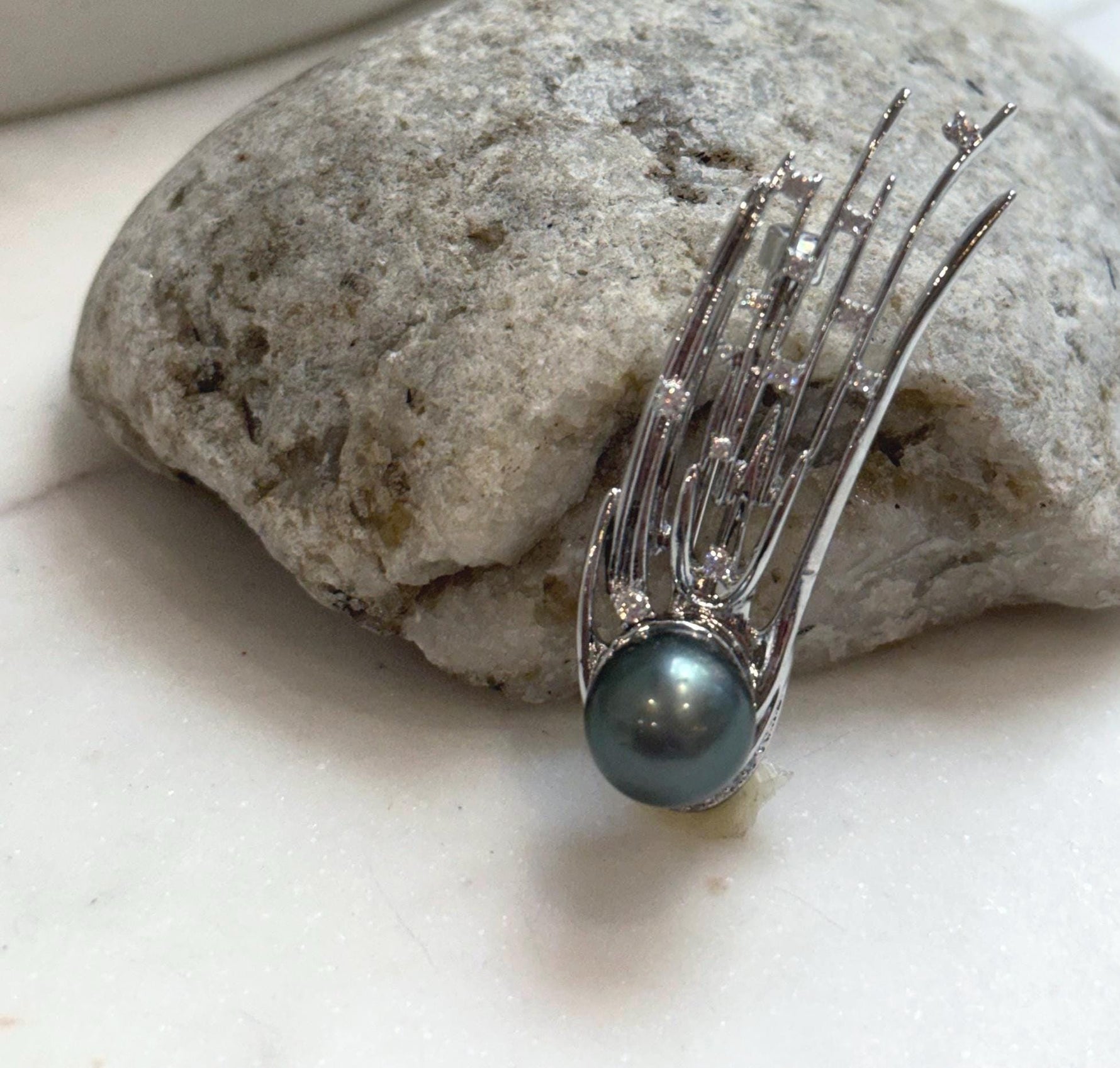 Elly’s Tahitian platinum Ocean Pearl Meteor Brooch pendant 2in1: Extreme luster mirrored, 11.4mm,1.6x5.5cm, no chain.