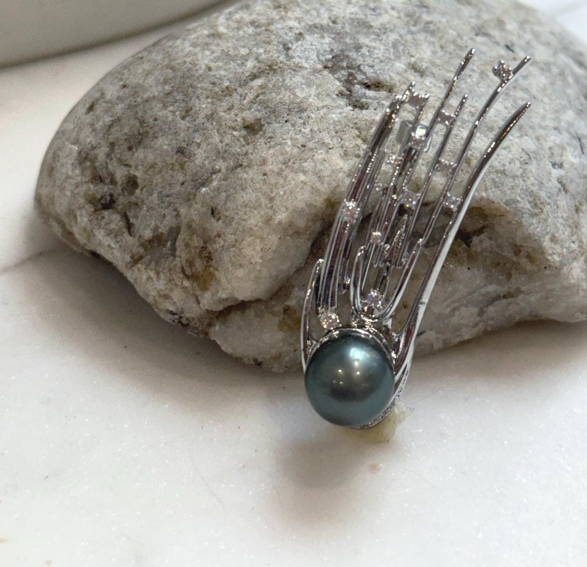 Elly’s Tahitian platinum Ocean Pearl Meteor Brooch pendant 2in1: Extreme luster mirrored, 11.4mm,1.6x5.5cm, no chain.