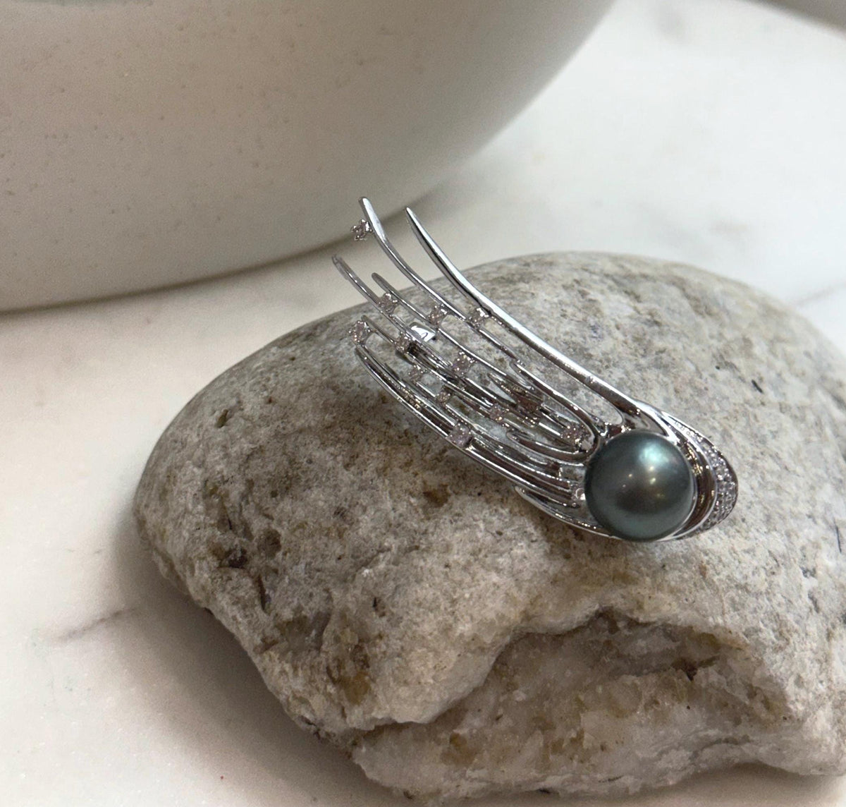 Elly’s Tahitian platinum Ocean Pearl Meteor Brooch pendant 2in1: Extreme luster mirrored, 11.4mm,1.6x5.5cm, no chain.