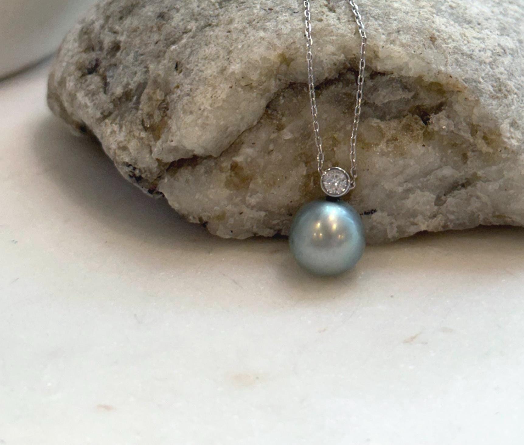 Elly’s 10.4mm Tahitian silver blue ocean Pearl pendant: Extreme luster mirrored, 1.4cm high, S925 silver pendant.