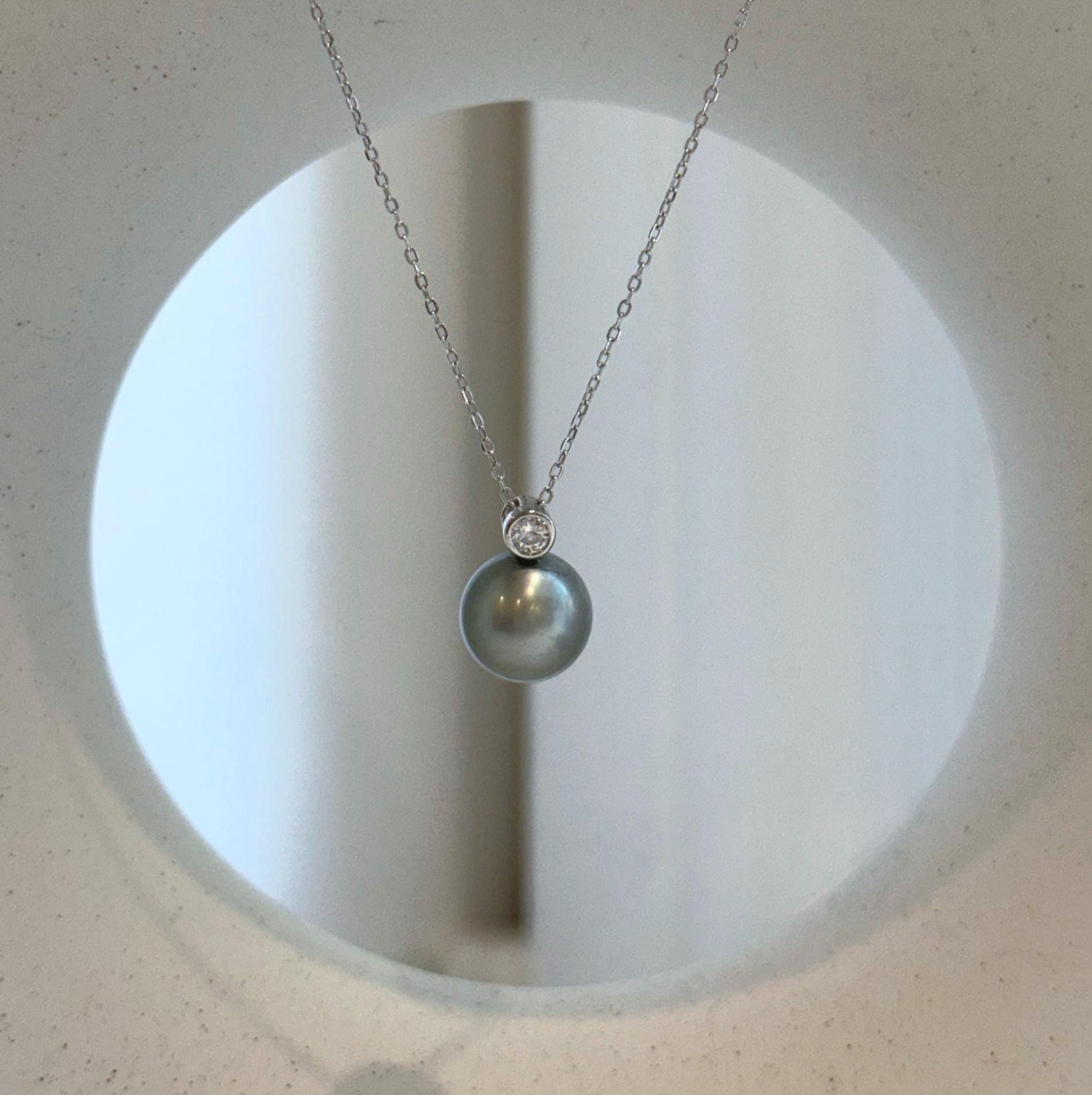 Elly’s 10.4mm Tahitian silver blue ocean Pearl pendant: Extreme luster mirrored, 1.4cm high, S925 silver pendant.
