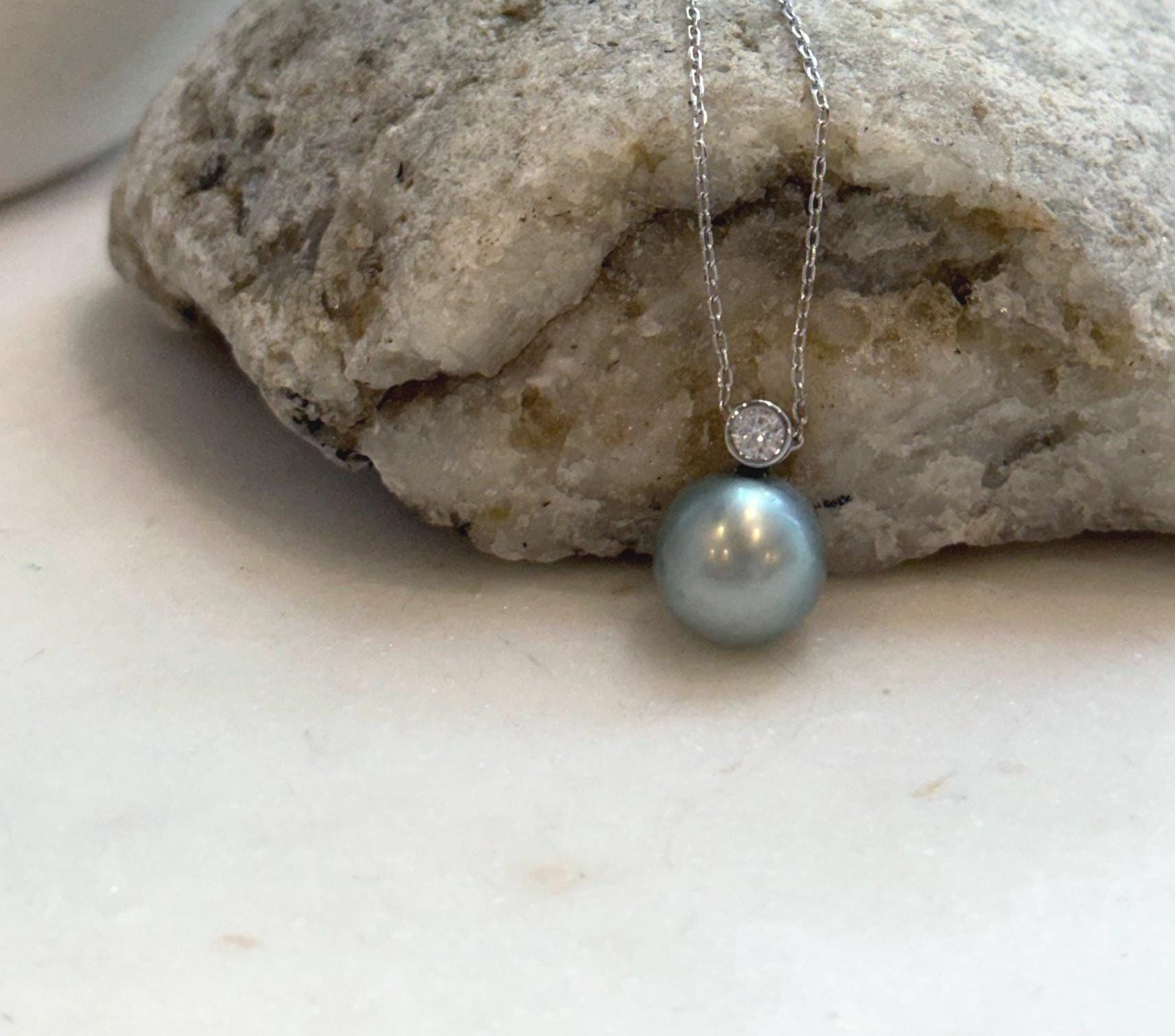 Elly’s 10.4mm Tahitian silver blue ocean Pearl pendant: Extreme luster mirrored, 1.4cm high, S925 silver pendant.