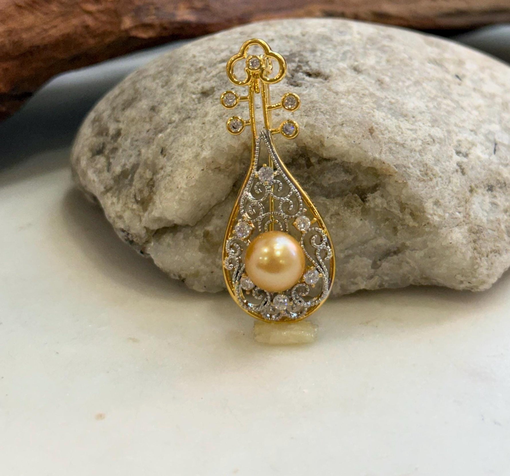 9.3mm Edison Golden Pearl Pipa Instrument Brooch: Extreme luster, 1.8x4.6cm.