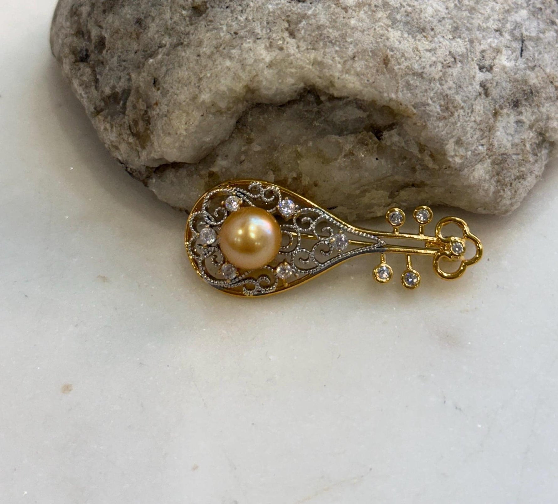 9.3mm Edison Golden Pearl Pipa Instrument Brooch: Extreme luster, 1.8x4.6cm.