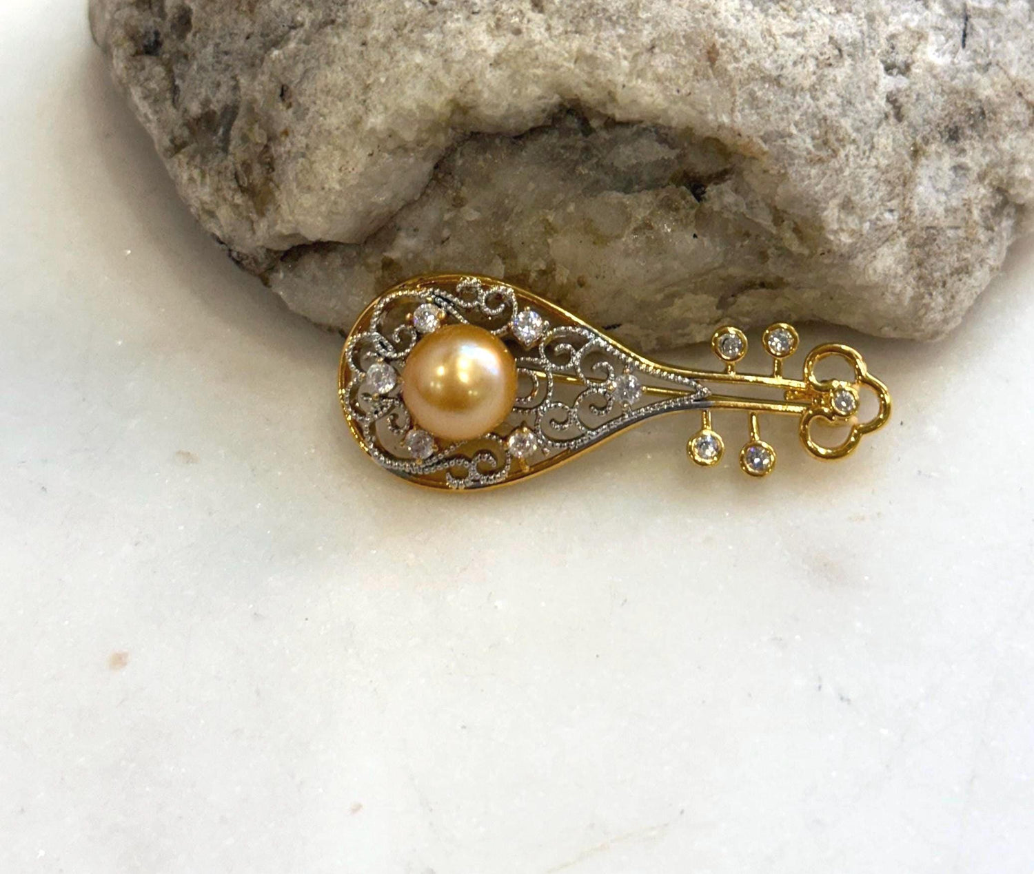 9.3mm Edison Golden Pearl Pipa Instrument Brooch: Extreme luster, 1.8x4.6cm.