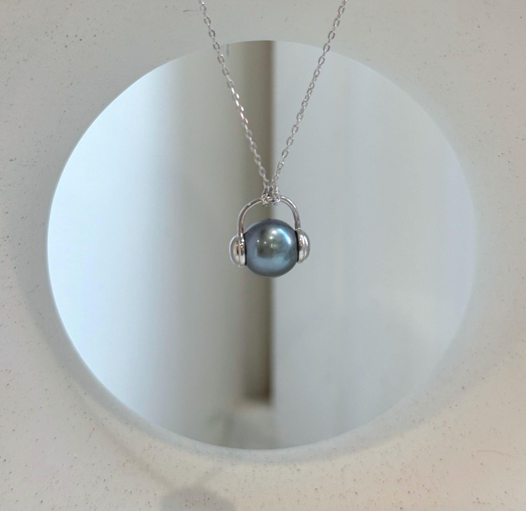Elly’s 9.5mm Tahitian platinum blue ocean Pearl pendant: Extreme luster mirrored, S925 silver Headphone pendant, 1.3x1.3cm.