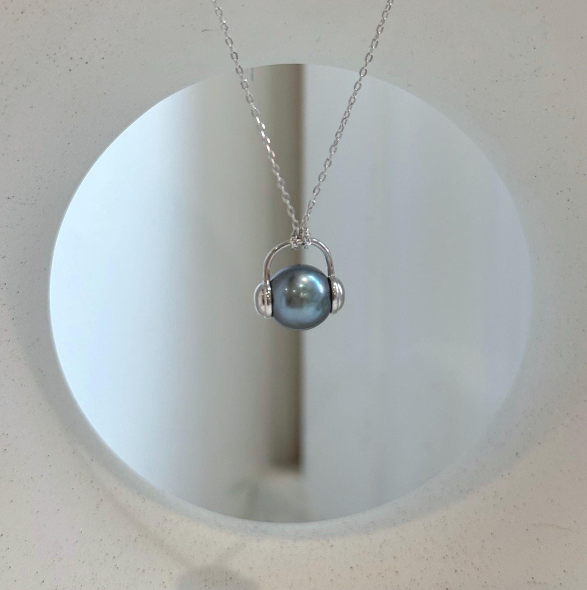 Elly’s 9.5mm Tahitian platinum blue ocean Pearl pendant: Extreme luster mirrored, S925 silver Headphone pendant, 1.3x1.3cm.