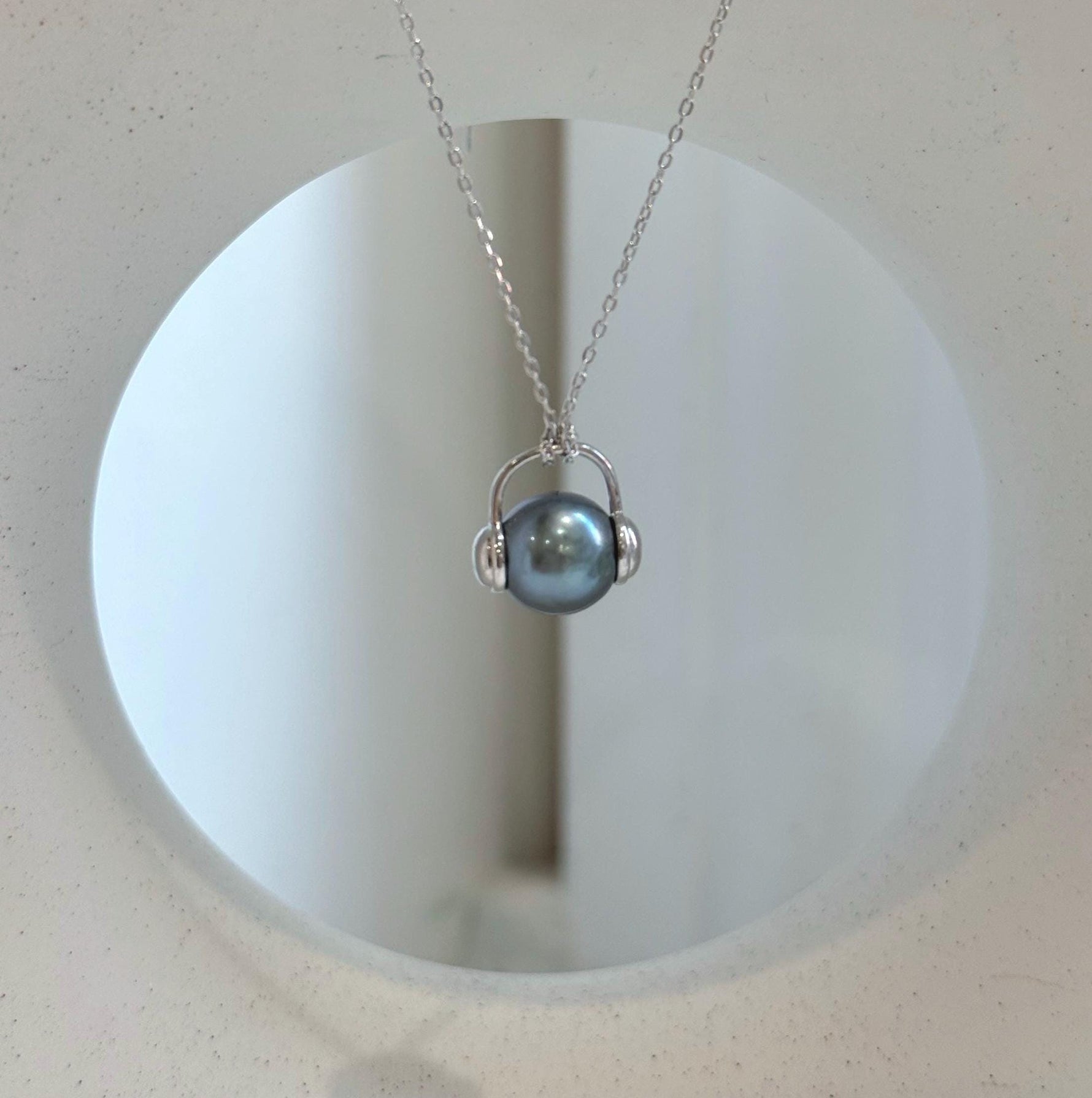 Elly’s 9.5mm Tahitian platinum blue ocean Pearl pendant: Extreme luster mirrored, S925 silver Headphone pendant, 1.3x1.3cm.