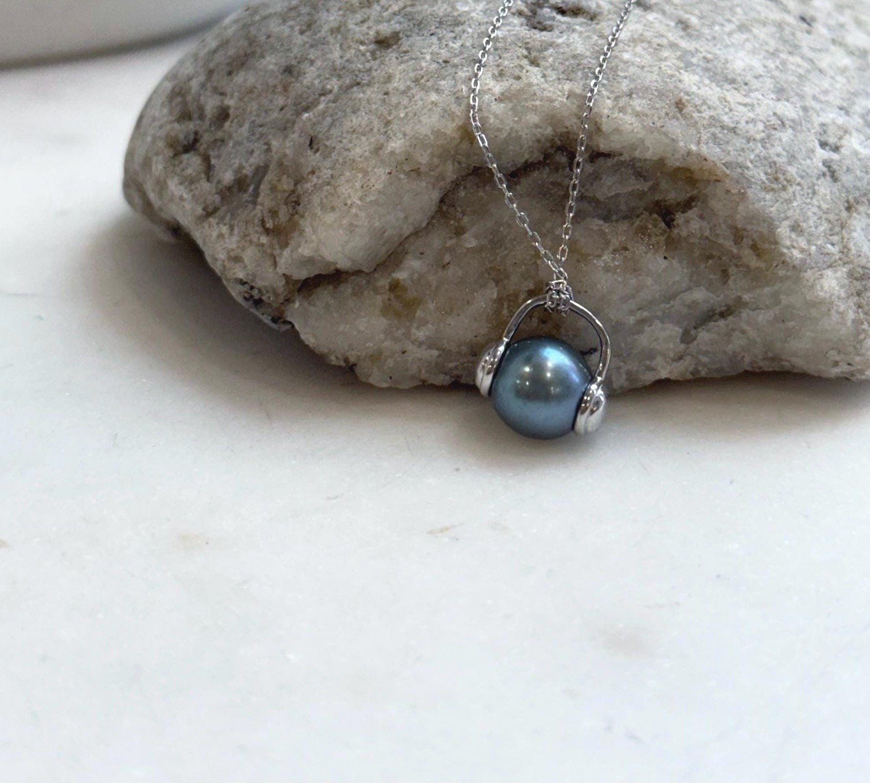 Elly’s 9.5mm Tahitian platinum blue ocean Pearl pendant: Extreme luster mirrored, S925 silver Headphone pendant, 1.3x1.3cm.
