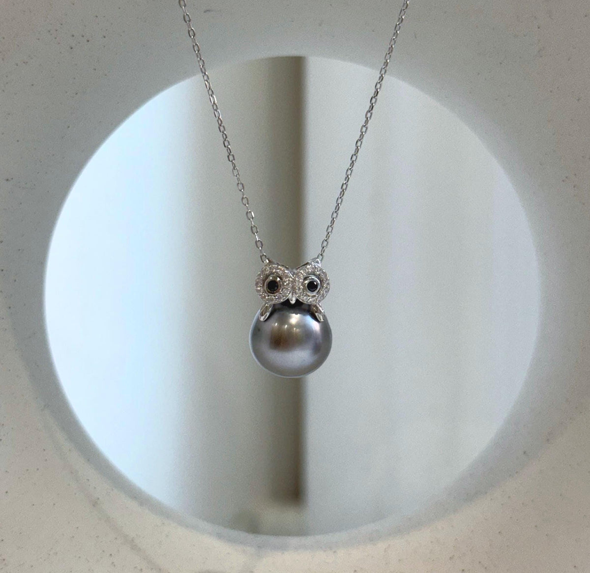Elly’s 11.7mm Tahitian Platinum ocean Owl pendant: Extreme luster mirrored, S925 silver pendant.