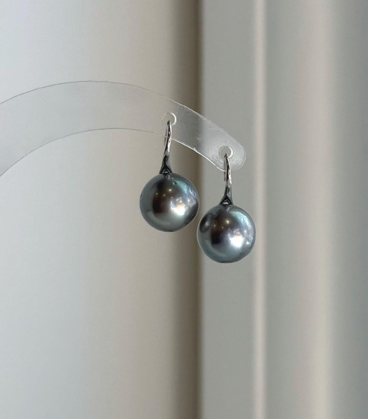 Elly’s 10.2mm Tahitian Silver Platinum ocean Pearls High Heel Earrings Hooks: Extreme luster Mirrored, 1.8cm high, S925 silver earrings.