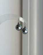 Elly’s 10.2mm Tahitian Silver Platinum ocean Pearls High Heel Earrings Hooks: Extreme luster Mirrored, 1.8cm high, S925 silver earrings.