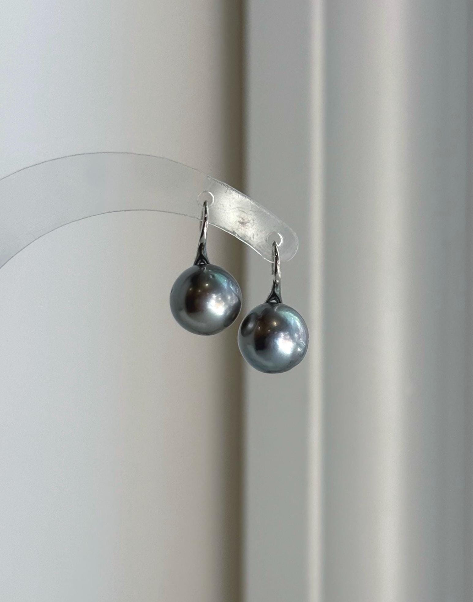 Elly’s 10.2mm Tahitian Silver Platinum ocean Pearls High Heel Earrings Hooks: Extreme luster Mirrored, 1.8cm high, S925 silver earrings.