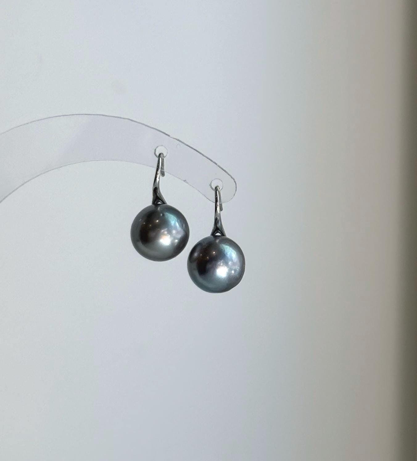 Elly’s 10.2mm Tahitian Silver Platinum ocean Pearls High Heel Earrings Hooks: Extreme luster Mirrored, 1.8cm high, S925 silver earrings.