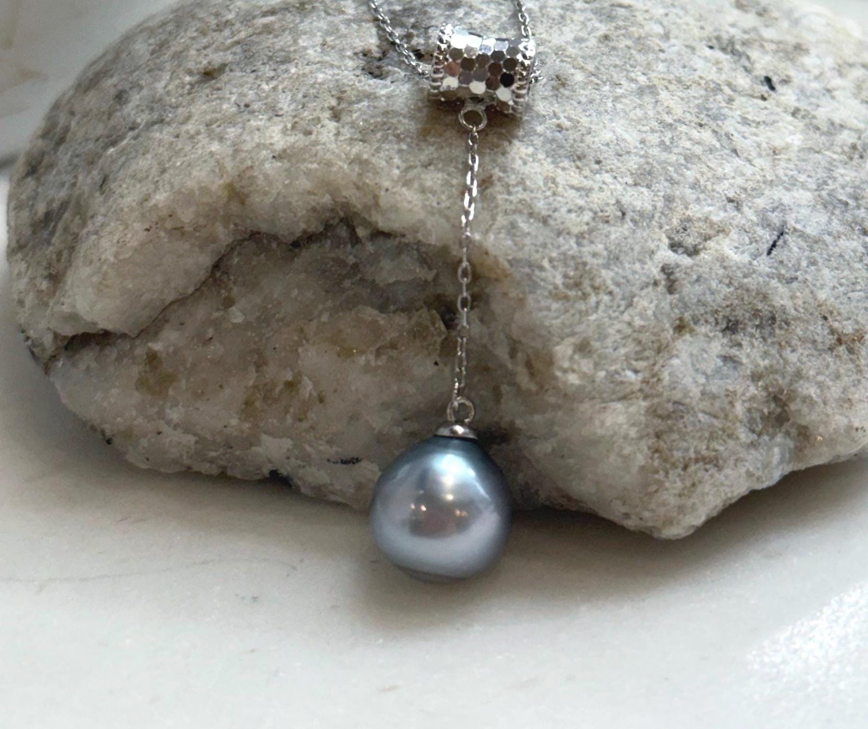Elly’s 11.3mm Tahitian silver platinum ocean Pearl pendant: Extreme luster mirrored, 4.7cm high, S925 silver pendant.