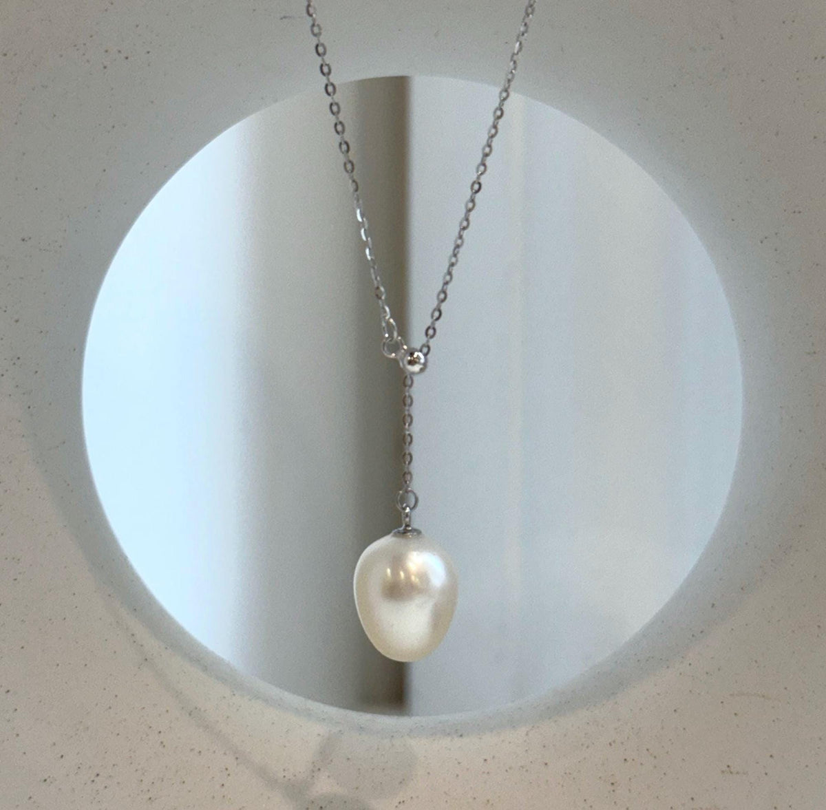 Elly’s 11.3x13.7mm South Sea White ocean pearl cool Pendant Y-Lariat Necklace Set: Extreme luster mirrored, light Gold. To 19.1“