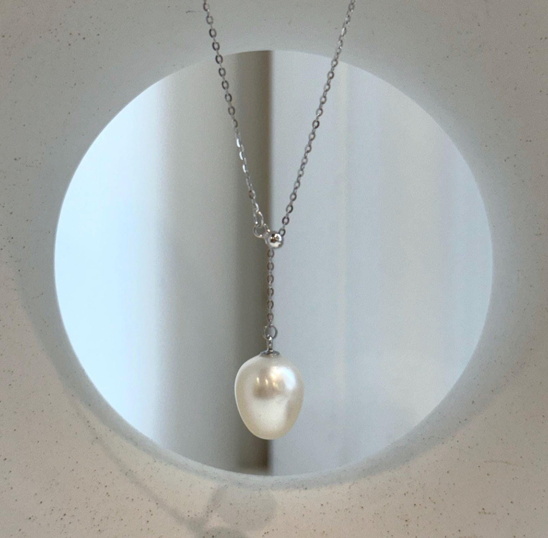 Elly’s 11.3x13.7mm South Sea White ocean pearl cool Pendant Y-Lariat Necklace Set: Extreme luster mirrored, light Gold. To 19.1“