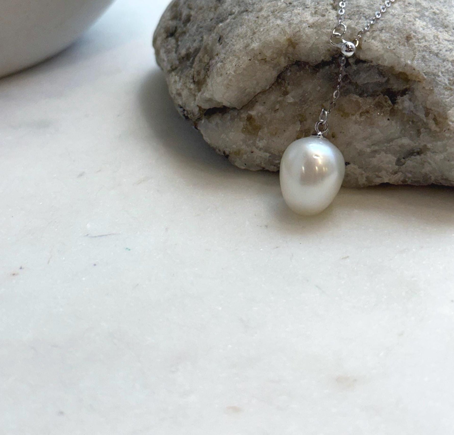 Elly’s 11.3x13.7mm South Sea White ocean pearl cool Pendant Y-Lariat Necklace Set: Extreme luster mirrored, light Gold. To 19.1“