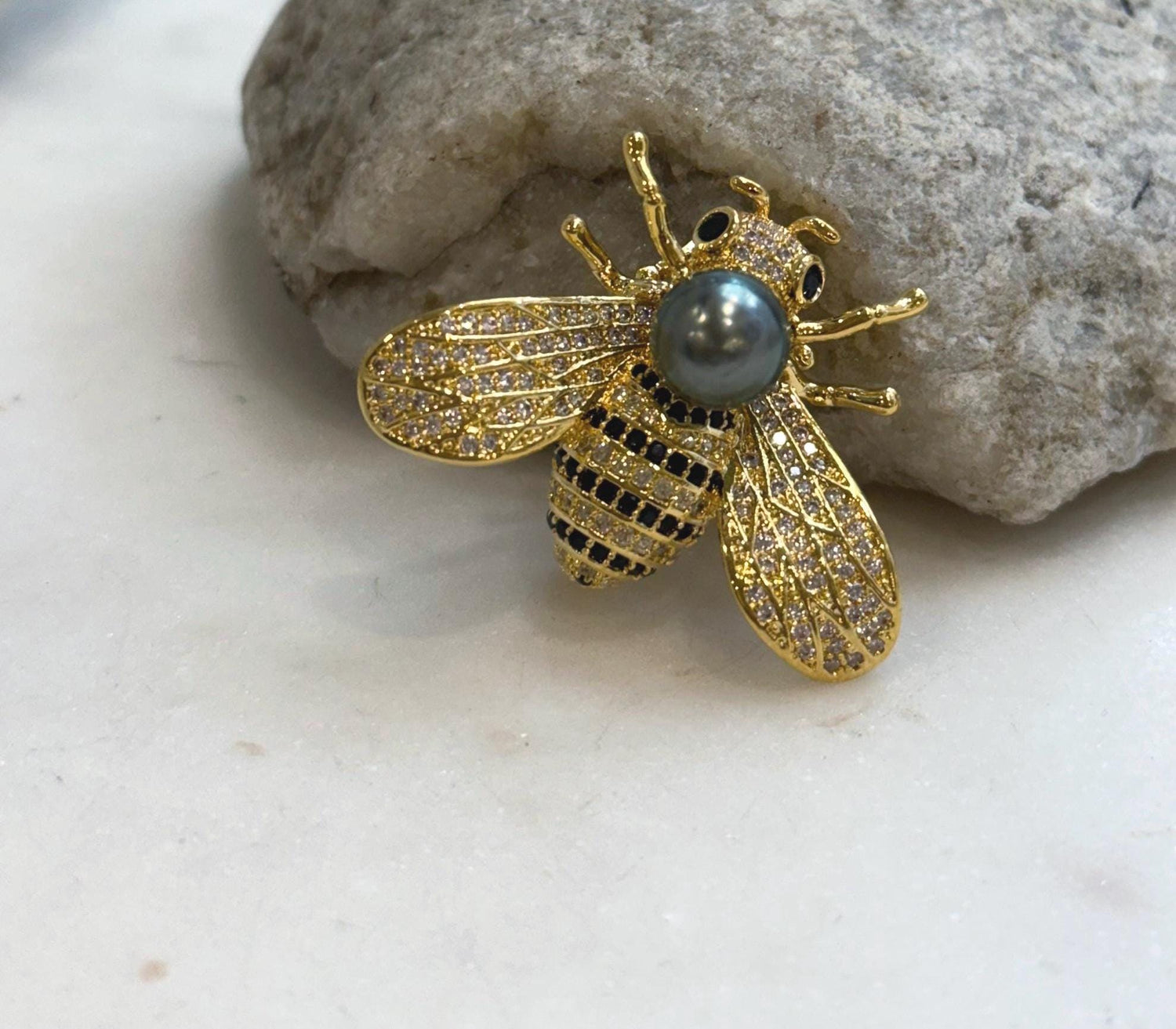 Elly’s Tahitian platinum Ocean Pearl Bee Brooch pendant 2in1: Extreme luster mirrored, 9.3mm, 4x3fcm, No chain.