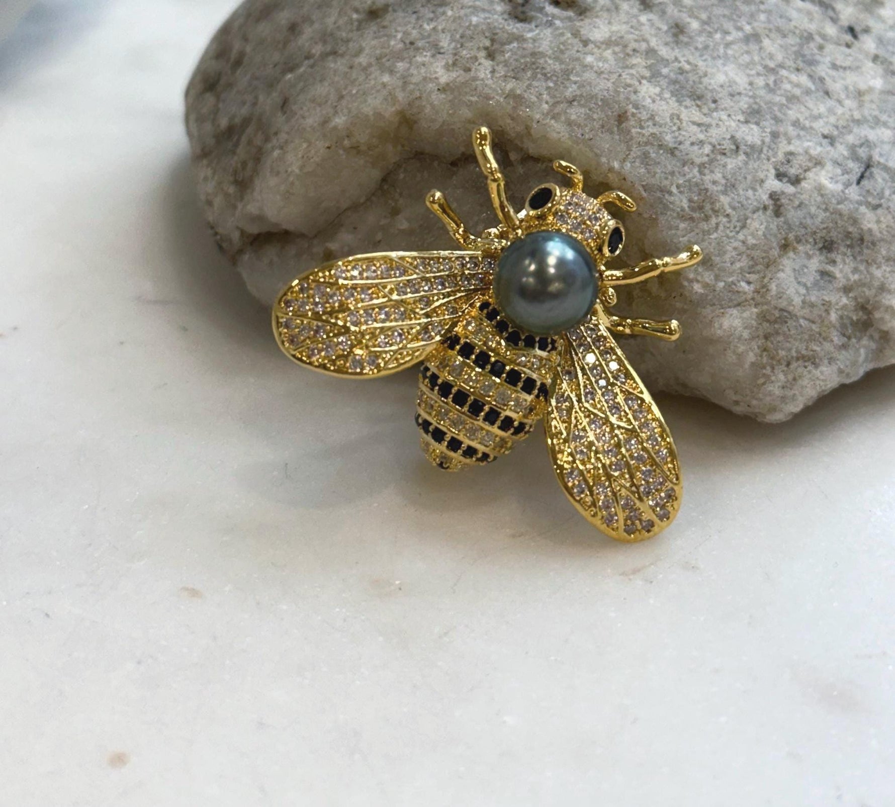 Elly’s Tahitian platinum Ocean Pearl Bee Brooch pendant 2in1: Extreme luster mirrored, 9.3mm, 4x3fcm, No chain.
