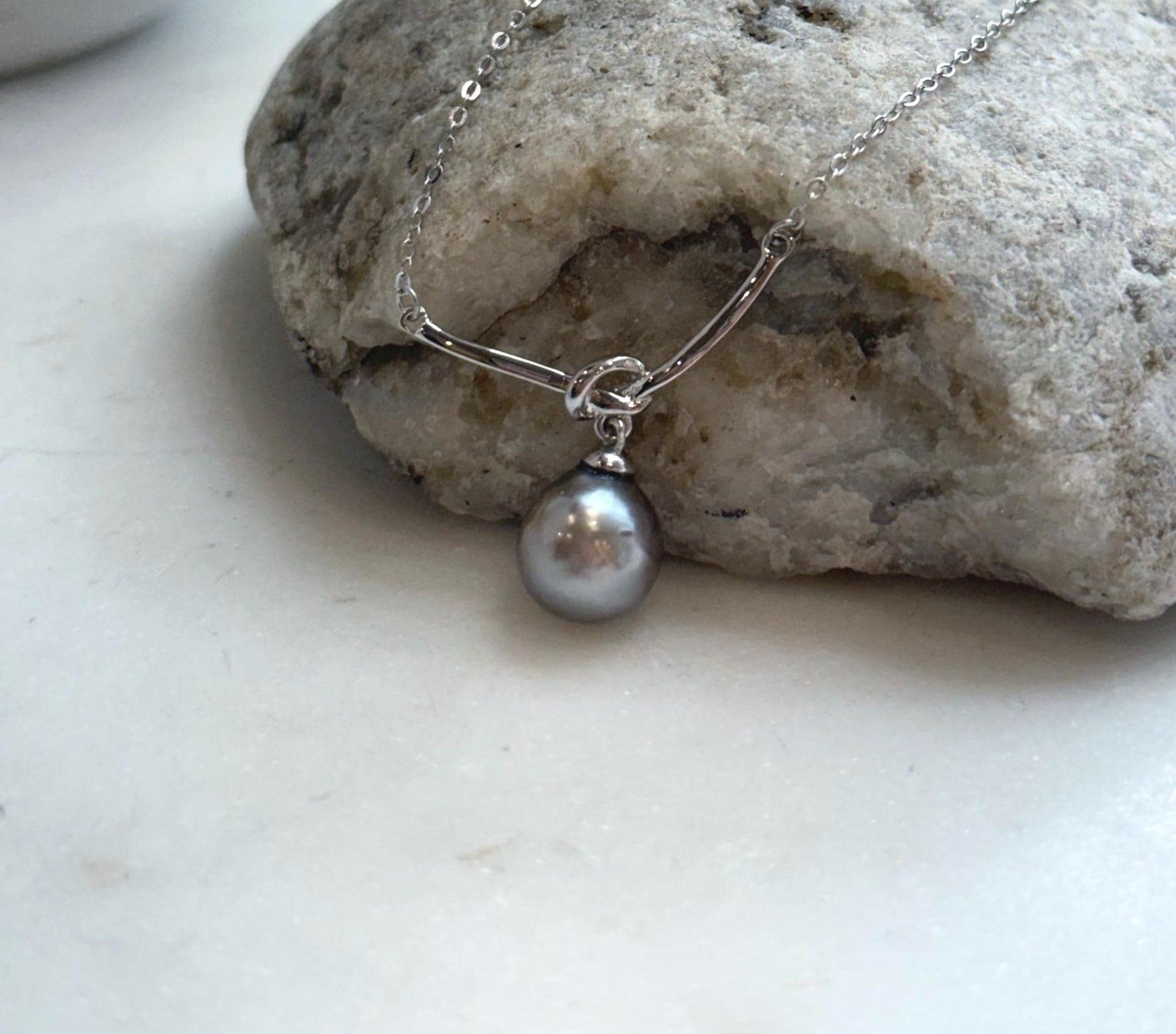 Elly’s 9.6mm Tahitian platinum ocean Pearl pendant chain set: Extreme luster mirrored, S925 silver pendant chain, 2.7x2.2cm to 18.1”.