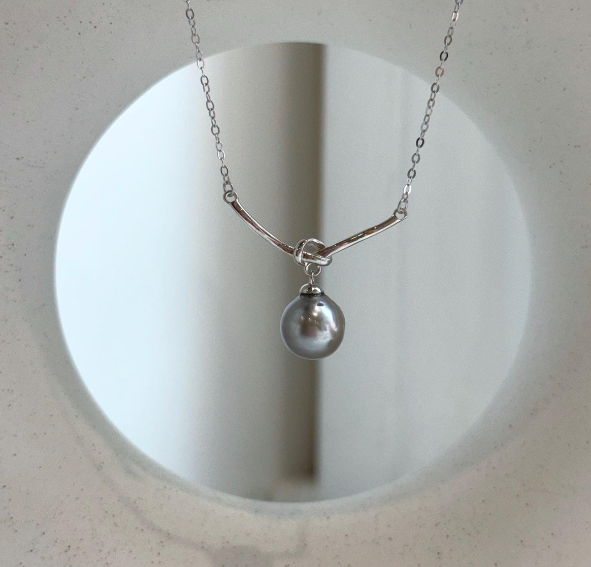 Elly’s 9.6mm Tahitian platinum ocean Pearl pendant chain set: Extreme luster mirrored, S925 silver pendant chain, 2.7x2.2cm to 18.1”.