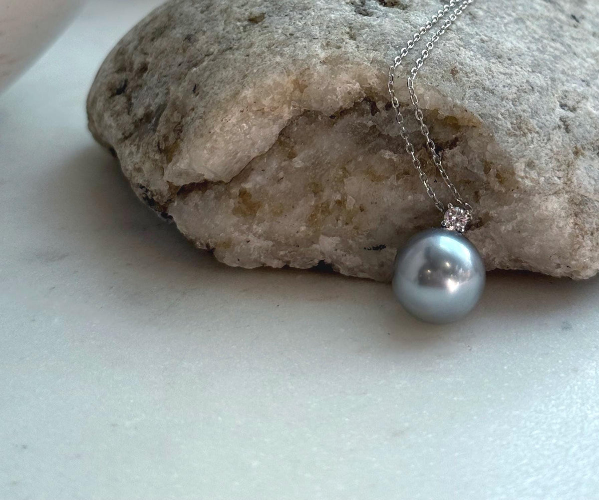 Elly’s 11.8mm Au750 18K Gold Genius Tahitian silver gray Ocean Pearl Pendant: Extreme luster mirrored, 1.5cm high, 18K real gold pendant.