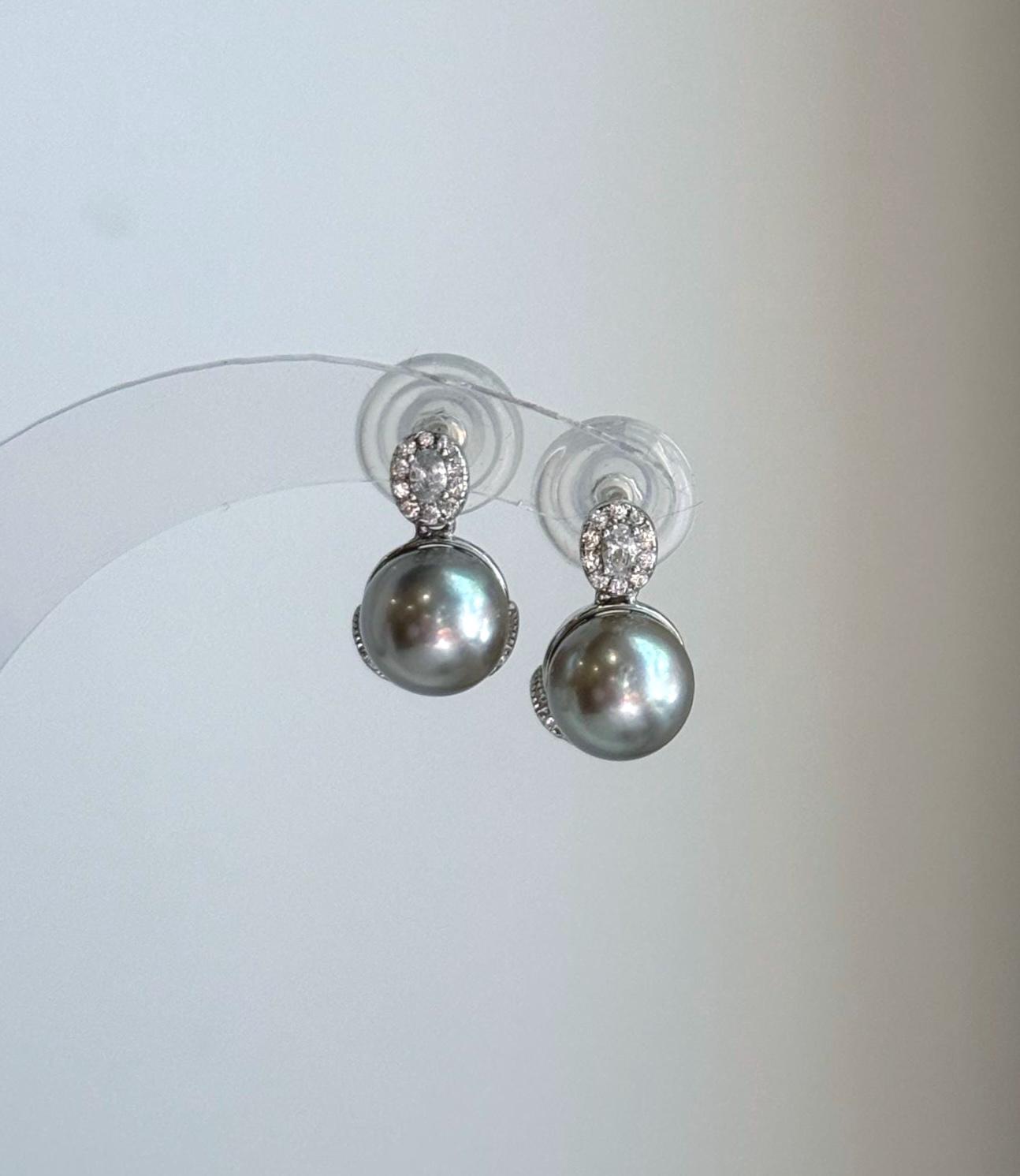 Elly’s 8.6mm Tahitian Silver Platinum ocean Pearls Earrings: Extreme luster Mirrored, 1.6cm high, S925 silver cool fancy earrings.