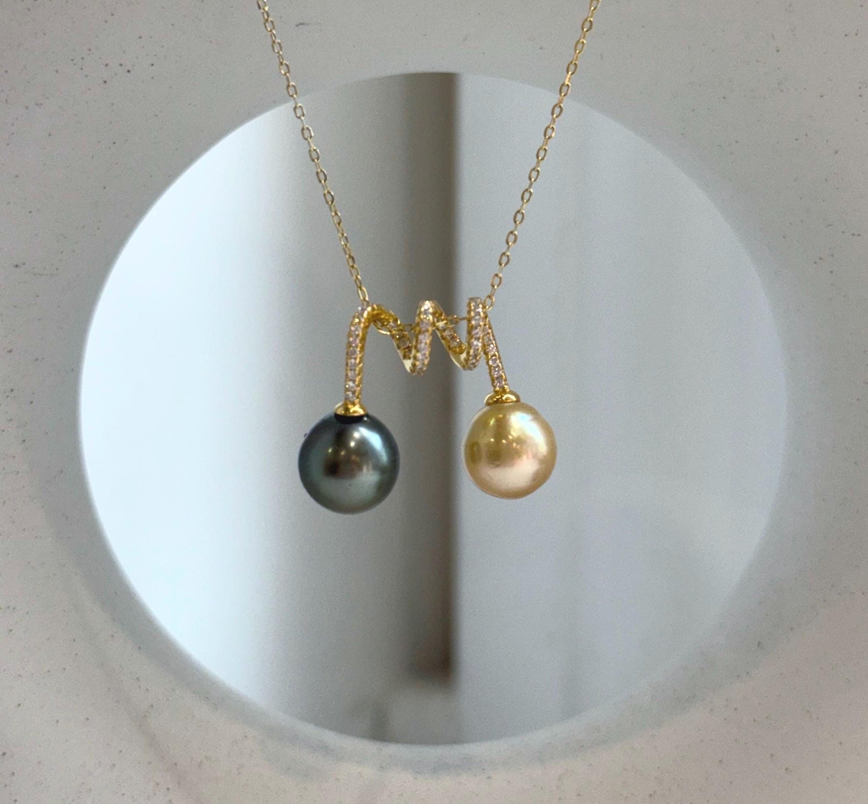 Natural ocean pearl pendant featuring golden and Tahitian pearls.