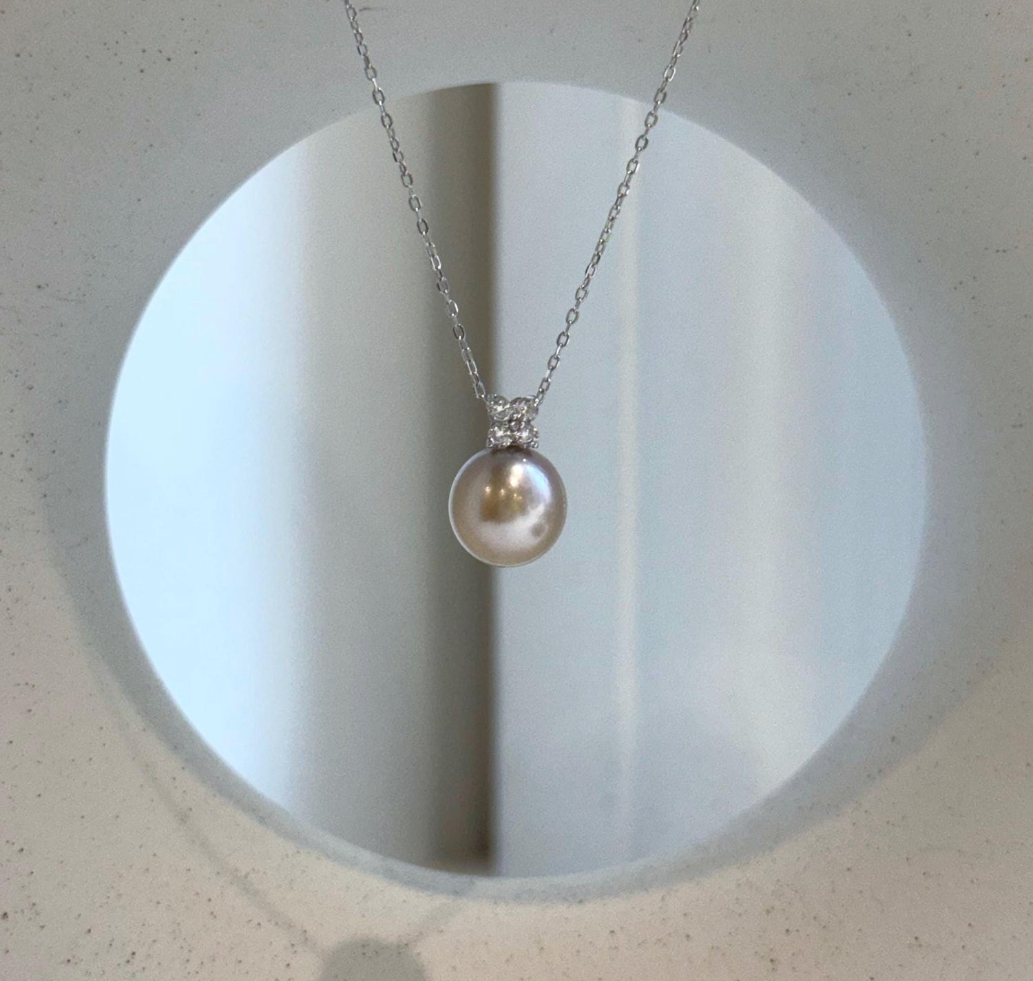 Elly’s 10.1mm Au750 18K Gold Genius Tahitian ivory taupe Ocean Pearl Pendant: Extreme luster mirrored, 1.5cm high, 18K real gold pendant.