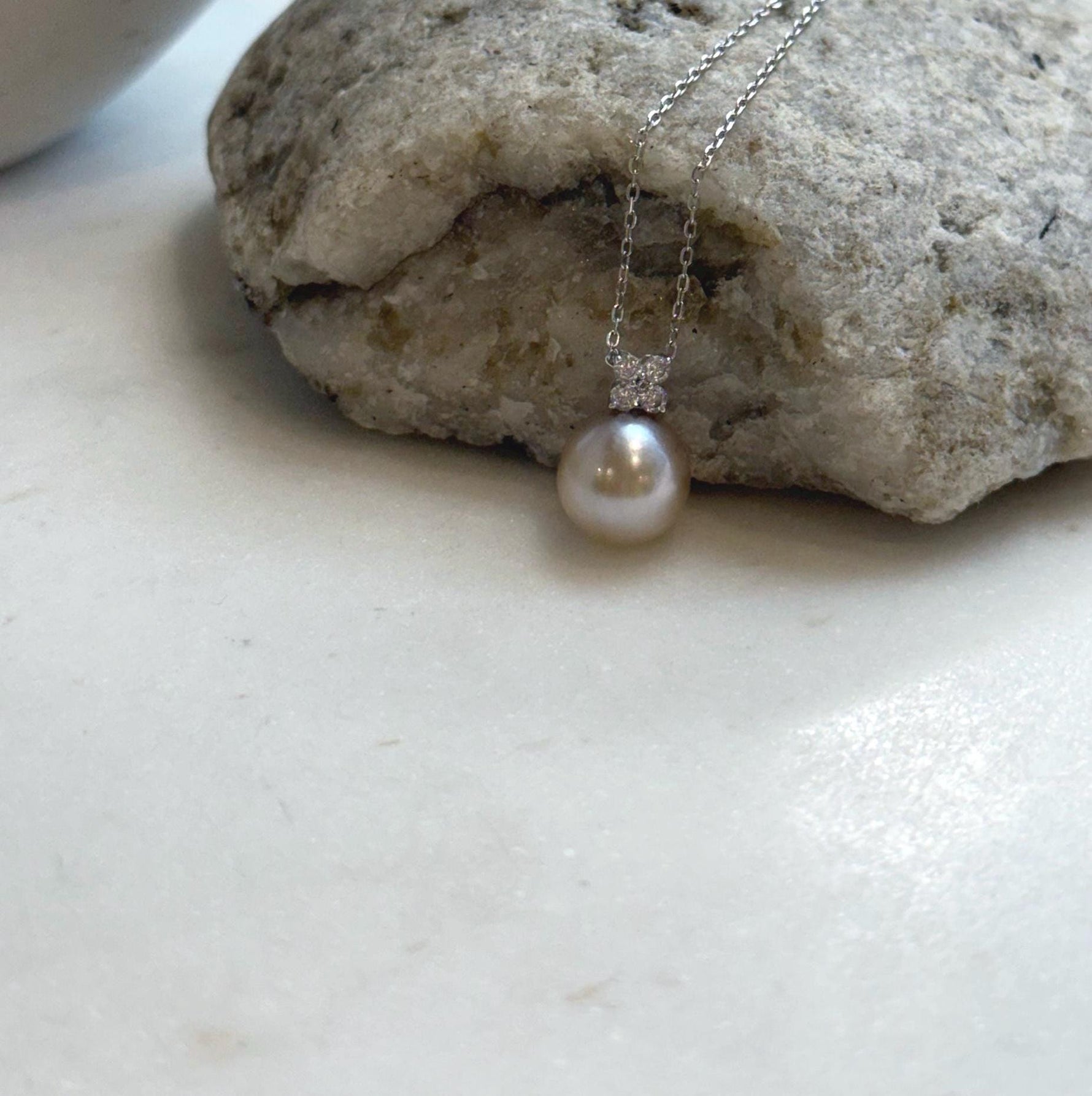 Elly’s 10.1mm Au750 18K Gold Genius Tahitian ivory taupe Ocean Pearl Pendant: Extreme luster mirrored, 1.5cm high, 18K real gold pendant.
